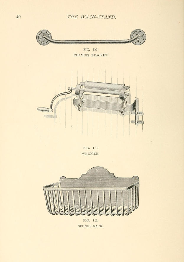 Eine handgezeichnete Skizze eines Toilettenpapierhalters und eines Korbs, mit begleitendem handgeschriebenem Text, der die Gegenstände beschreibt.