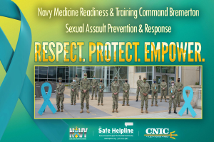 Ein Plakat mit einer Gruppe uniformierter Personen vor einem Gebäude, das sexuelle Belästigung und -reaktionen durch die Navy Medicine Readiness & Training Command Bremerton anbietet.