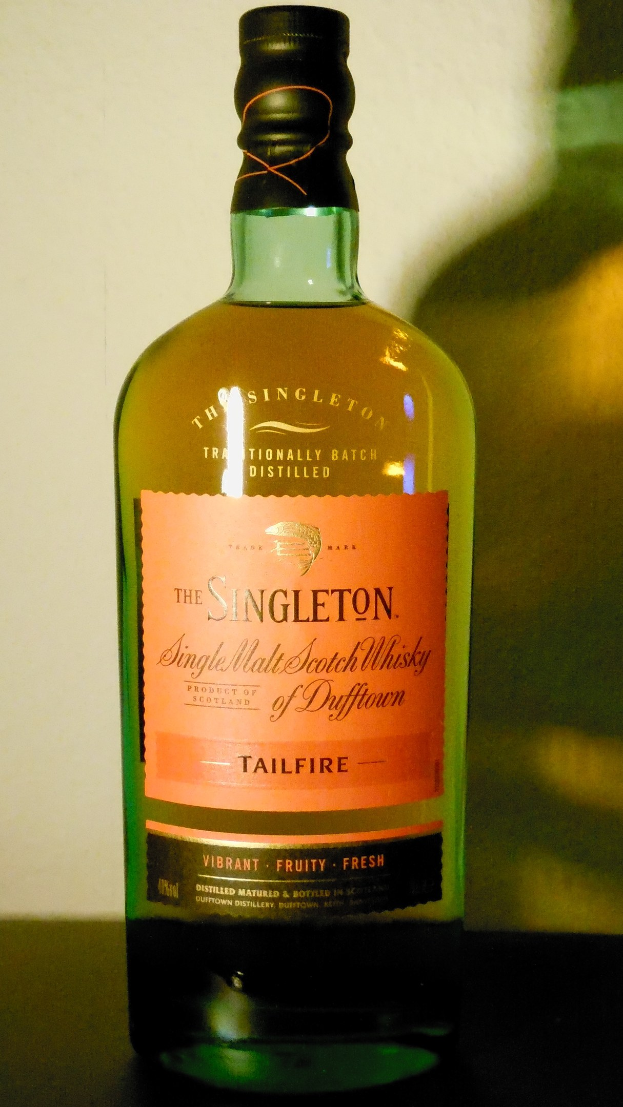 Dunkle Bernsteinflasche Singleton of Dufftown Tailfire Single Malt Scotch Whisky mit schwarzem Etikett, das ein Löwen- und Schlosswappen zeigt.