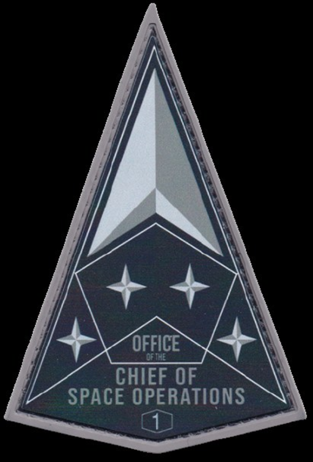 Rechtwinkliges schwarzes Abzeichen mit zentrierter weißer fettgedruckter Schrift, die "Office of the Chief of Space Operations" lautet.