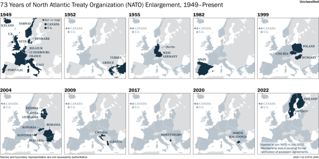 Karte veranschaulicht die Erweiterung der NATO von 1949 bis heute, wobei die Regionen nach dem Jahr des Beitritts farbcodiert sind.