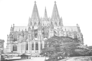 Ein Schwarz-Weiß-Foto der Kölner Kathedrale in Köln, Deutschland, ein majestätisches Gebäude mit hohen Türmen und detaillierten Verzierungen, umgeben von Bäumen, Straßenlaternen, Straßenlaternen und Menschen auf der Straße, mit dem Himmel im Hintergrund.